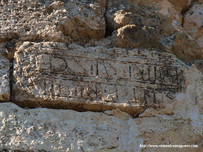 SILLAR REUTILIZANDO LÁPIDA EPIGRAFIADA EN EL LADO NORTE DEL ÁBSIDE